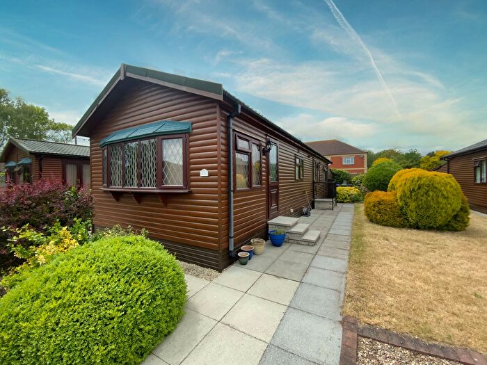 2 Bedroom Mobile/park Home For Sale In Lime Close, Torksey, Lincoln, LN1