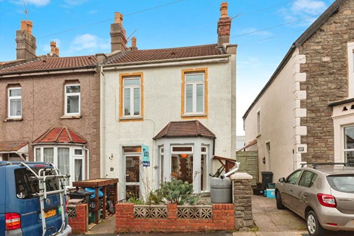 2 Bedroom End Of Terrace House For Sale In Grove Park Terrace, Bristol, BS16