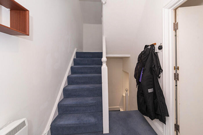 4 Bedroom Maisonette To Rent In Woodbridge Hill, Guildford, GU2