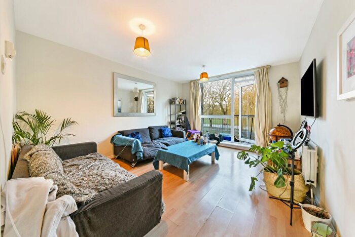 3 Bedroom Flat To Rent In Printers Mews, Old Ford Road, London, E3