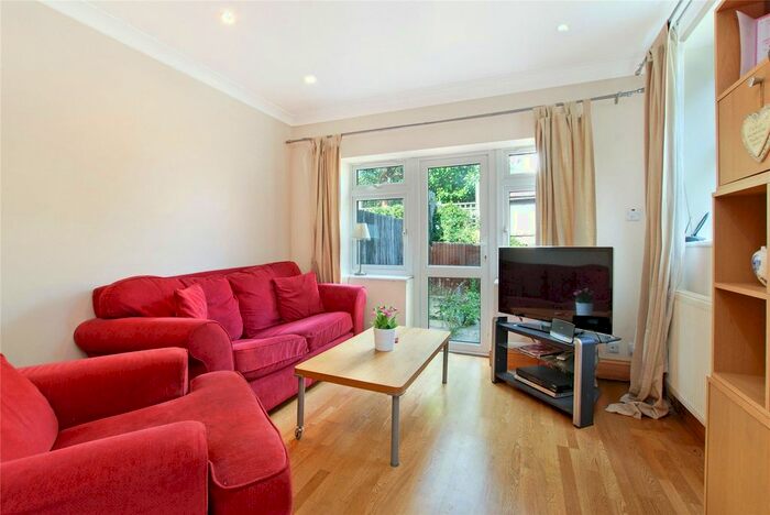 3 Bedroom Flat To Rent In Tooting Bec Road, London, SW17