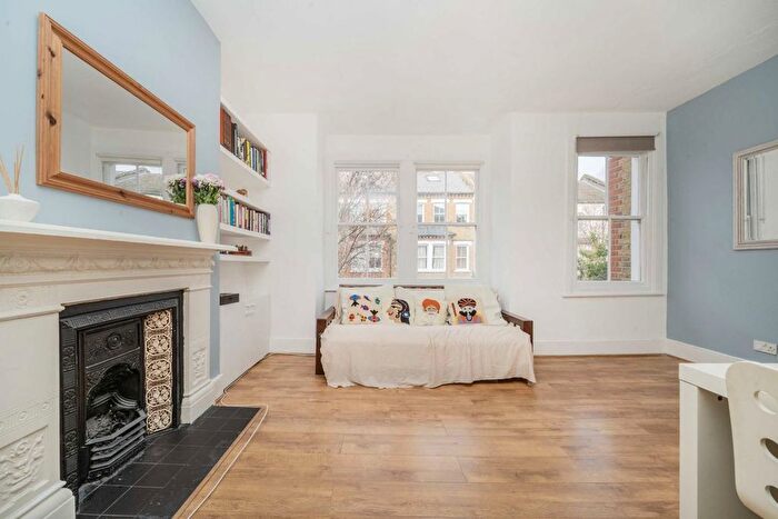 1 Bedroom Flat To Rent In Heyford Avenue, London, SW8