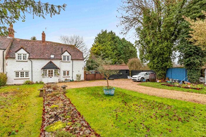 2 Bedroom Property For Sale In Aylesbury Road, Askett, HP27