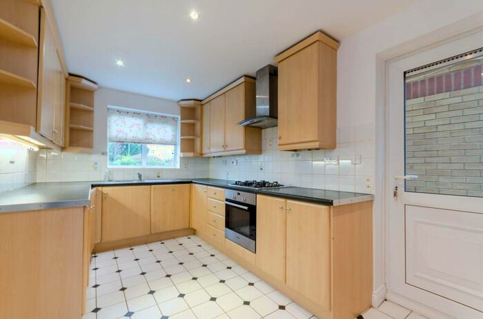 4 Bedroom Detached House To Rent In Homeland Drive, Sutton, SM2