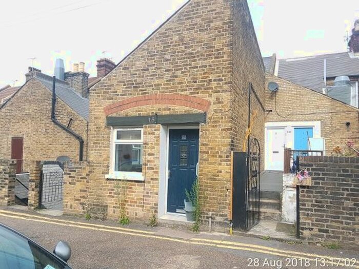 1 Bedroom Flat To Rent In St Bartholomews Terrace, Rochester, Kent, ME1