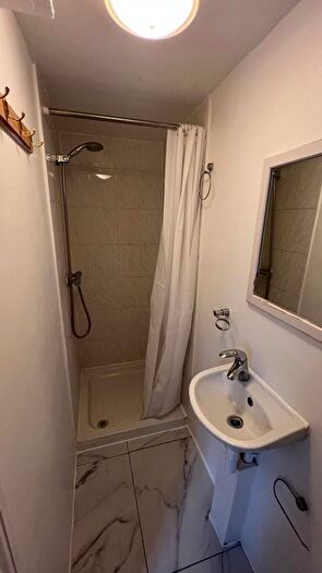 1 Bedroom Flat To Rent In Hammersmith Road, London, W14