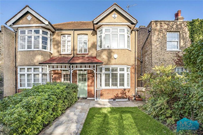 3 Bedroom End Of Terrace House For Sale In Chase Side, Enfield, EN2