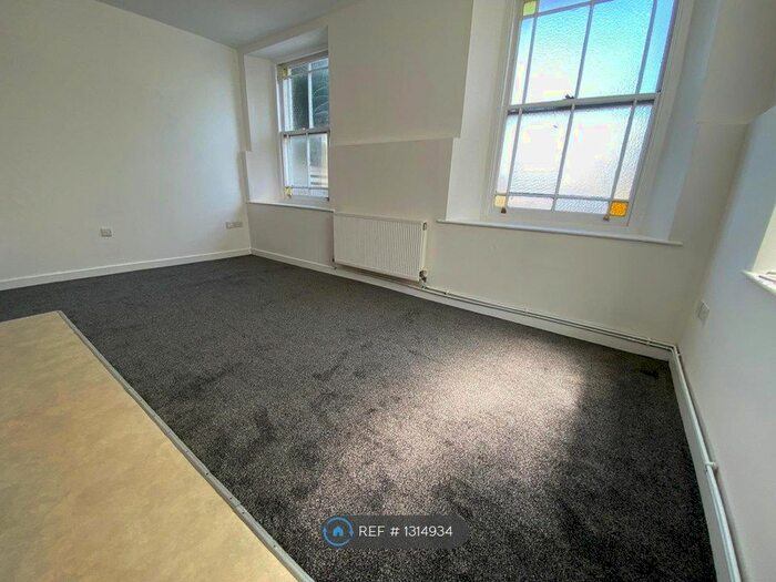 2 Bedroom Flat To Rent In Dimond Street, Pembroke Dock SA72