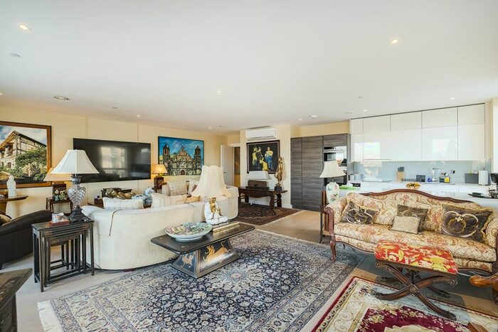 3 Bedroom Flat To Rent In River Gardens Walk, London, SE10