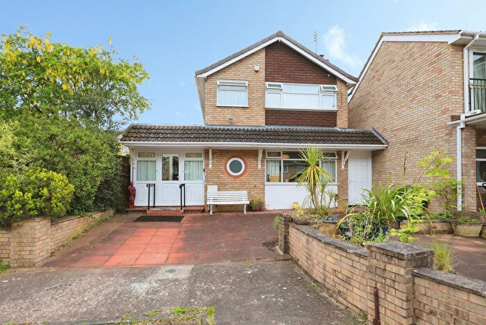 3 Bedroom Detached House For Sale In Chelston Drive, Wolverhampton, West Midlands, WV6
