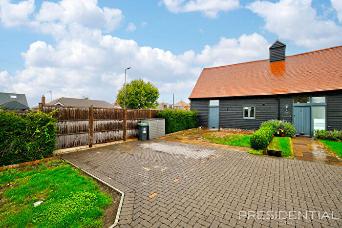 2 Bedroom Barn Conversion For Sale In Sewardstone Road, Chingford, E4