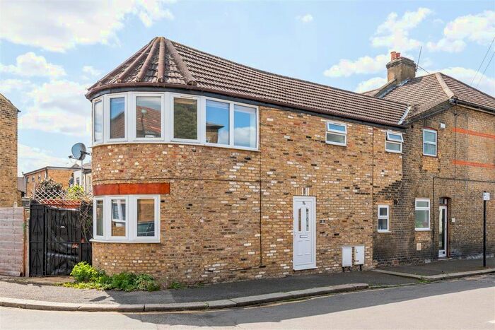 1 Bedroom End Of Terrace House To Rent In Station Road, London, E17