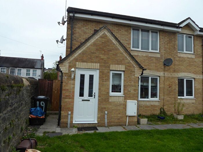2 Bedroom Flat To Rent In Gerddi Quarella, Bridgend, Bridgend County., CF31