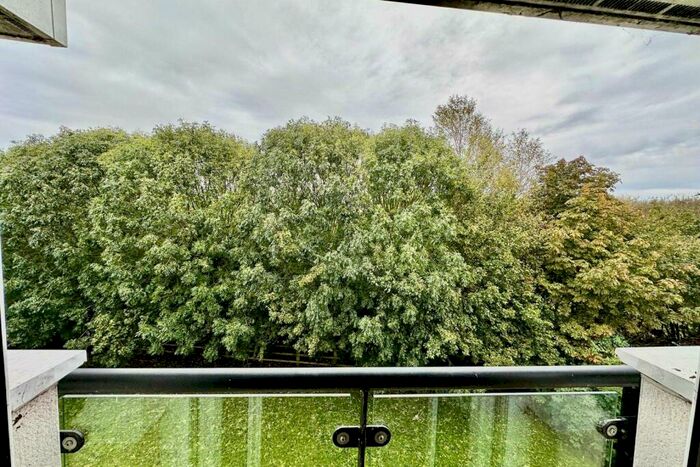 1 Bedroom Apartment For Sale In Woodheys Park, Kingswood, Hull, HU7