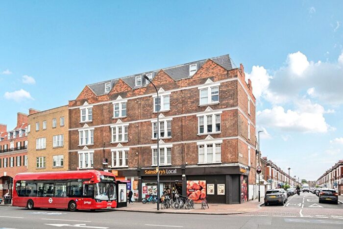 3 Bedroom Flat To Rent In Balham Hill, London, SW12