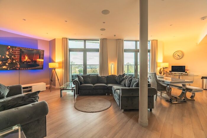 2 Bedroom Flat To Rent In The Observatory, Friern Barnet Road, London, N11