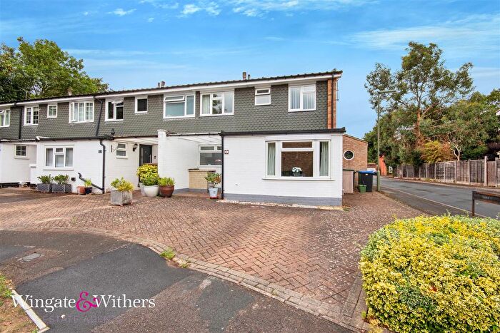 3 Bedroom End Terrace House For Sale In Green Lane Close, Byfleet, KT14