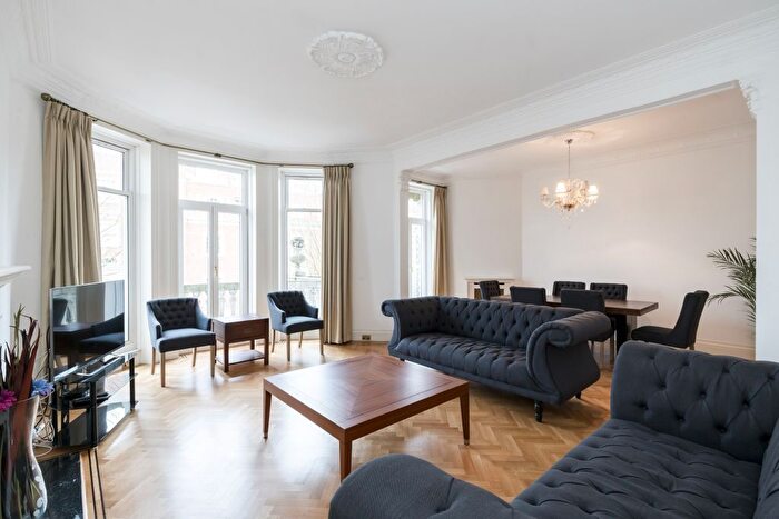 4 Bedroom Flat To Rent In Campden Hill Road, London, W8
