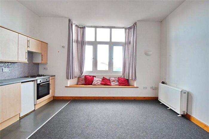 Apartment To Rent In Union Road, Bristol, Somerset, BS2