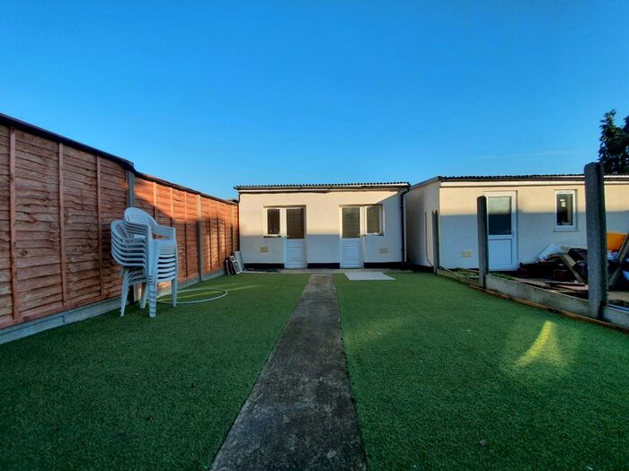 Apartment To Rent In Dale Avenue, Edgware, HA8