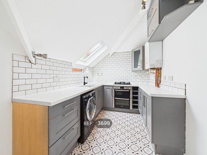 3 Bedroom Flat To Rent In , Waterloo Crescent, Nottingham, NG7