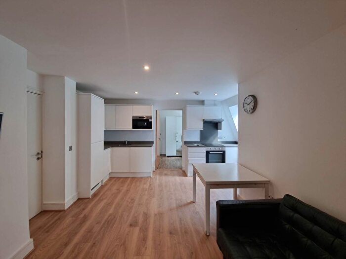 4 Bedroom Flat To Rent In Hampden Road, Turnpike Lane, N8