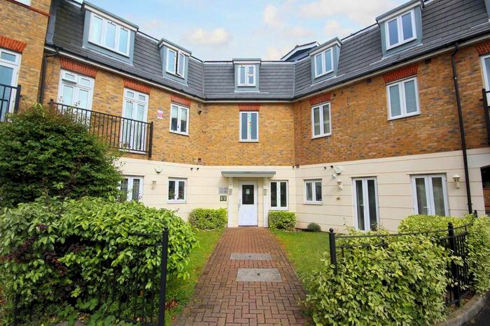 1 Bedroom Flat To Rent In Elizabeth Gardens, Isleworth, TW7