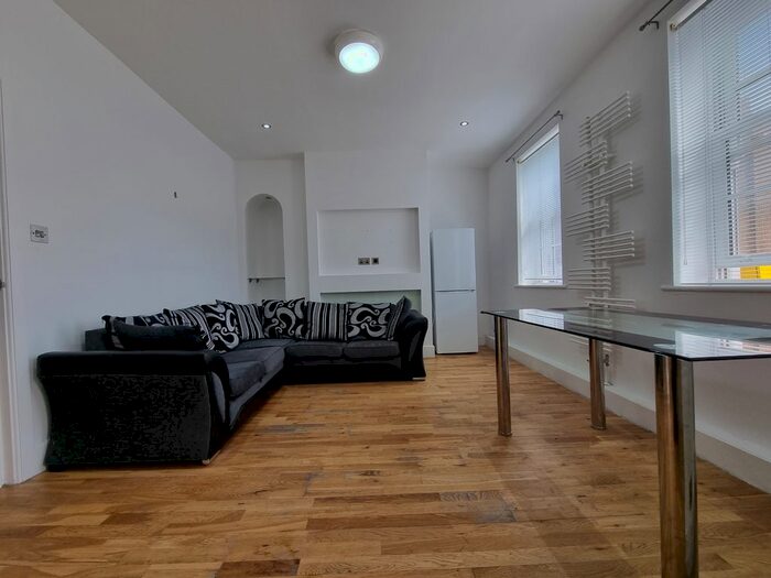 2 Bedroom Flat To Rent In Upper Tooting Rd, Tooting, SW17