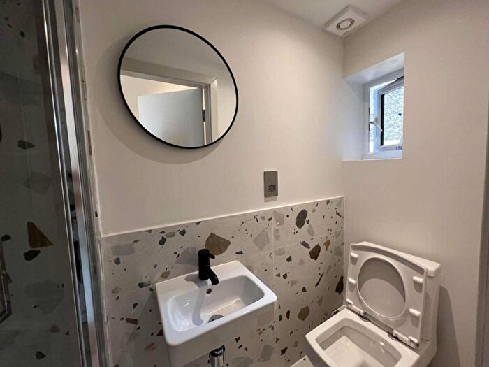 2 Bedroom Flat To Rent In Clarence Villas, Hawks Road, KT1