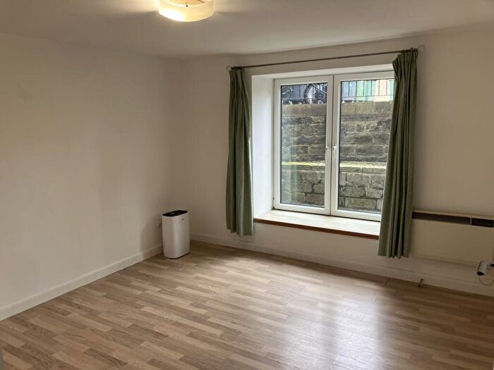 1 Bedroom Flat To Rent In Church Street, Paddock, Huddersfield, West Yorkshire, HD1
