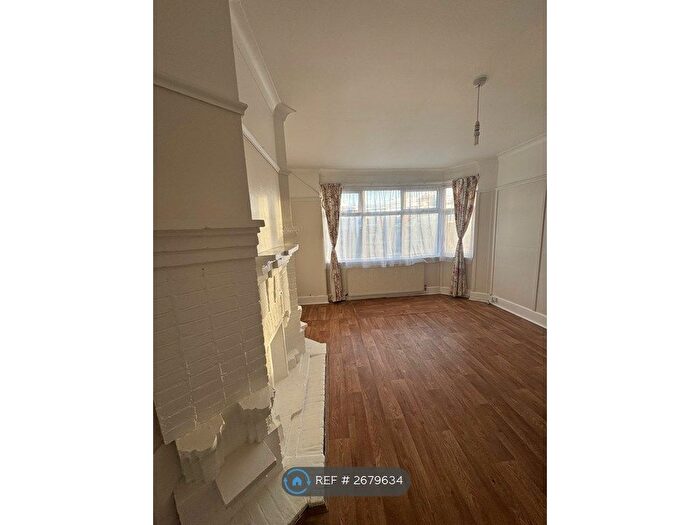 2 Bedroom Maisonette To Rent In Oak Tree Dell, London, NW9