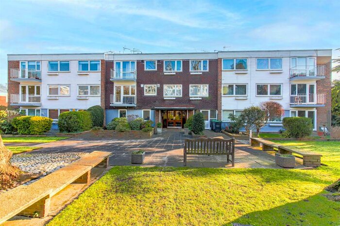 2 Bedroom Flat To Rent In Greenhill, Buckhurst Hill, IG9