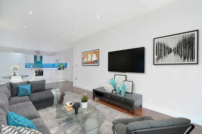 3 Bedroom Flat To Rent In Copperfield Road, Mile End, London, E3