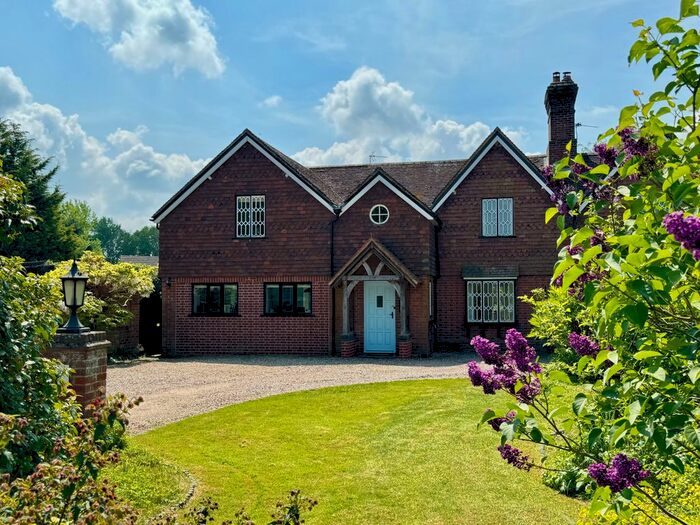 4 Bedroom Semi-Detached House For Sale In Bramley Road, Little London, RG26