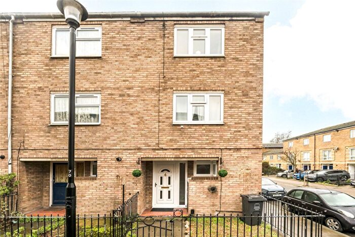 3 Bedroom Detached House For Sale In Daubeney Road, London, E5