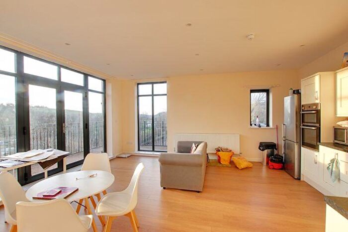 3 Bedroom Flat To Rent In Lower Bristol Road, Bath, BA2