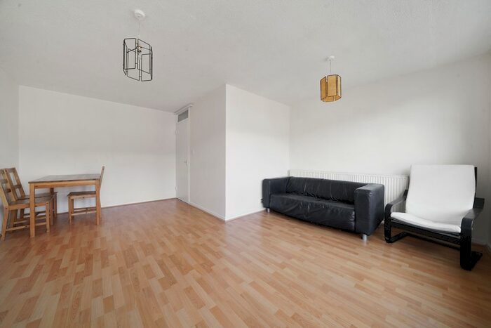 2 Bedroom Maisonette To Rent In Tiptree Crescent, London, IG5
