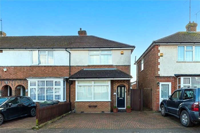 2 Bedroom End Of Terrace House For Sale In Applecroft Road, Luton, Bedfordshire, LU2