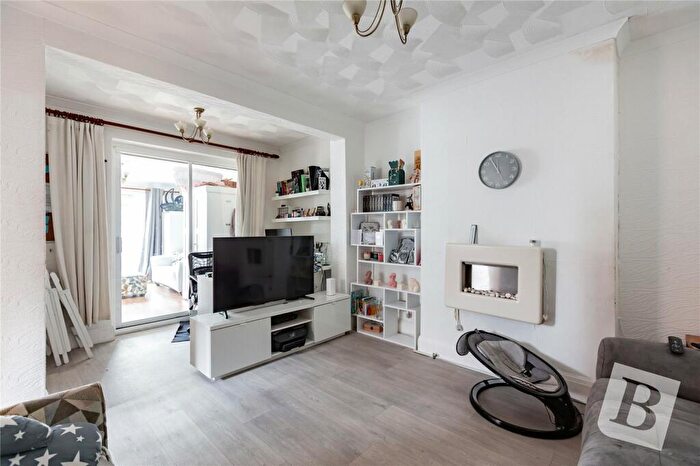 2 Bedroom Bungalow For Sale In Derby Avenue, Upminster, RM14