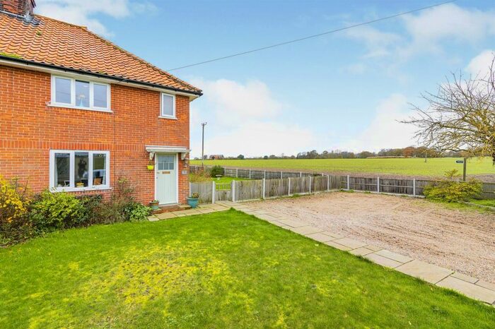 3 Bedroom Semi-Detached House For Sale In Woodend Cottages, Stoven, Beccles NR34