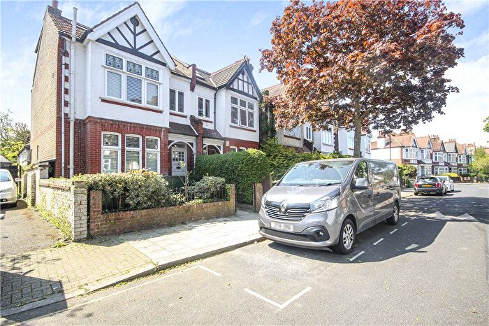 3 Bedroom Flat To Rent In Wavertree Road, London, SW2