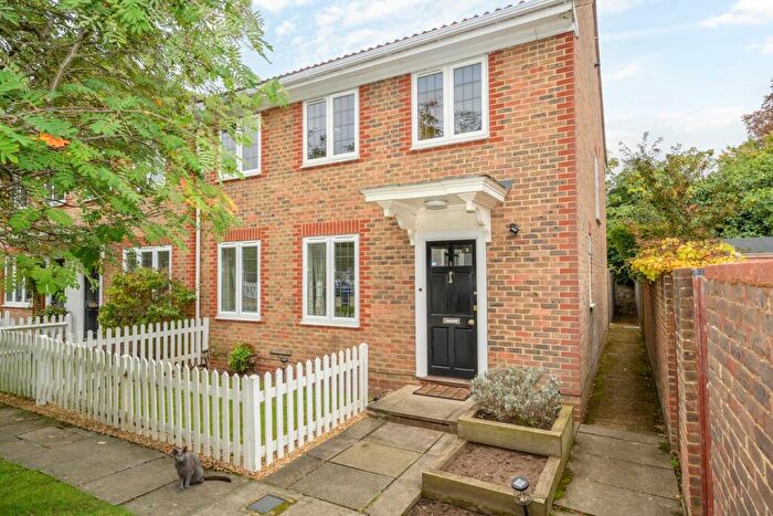 4 Bedroom End Of Terrace House For Sale In Rowan Green, Weybridge, KT13