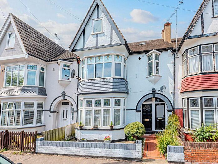 3 Bedroom Maisonette For Sale In Oakleigh Park Drive, Leigh-On-Sea, SS9