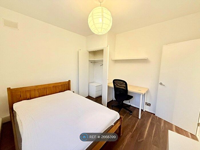 3 Bedroom Flat To Rent In Northfleet House, London, SE1