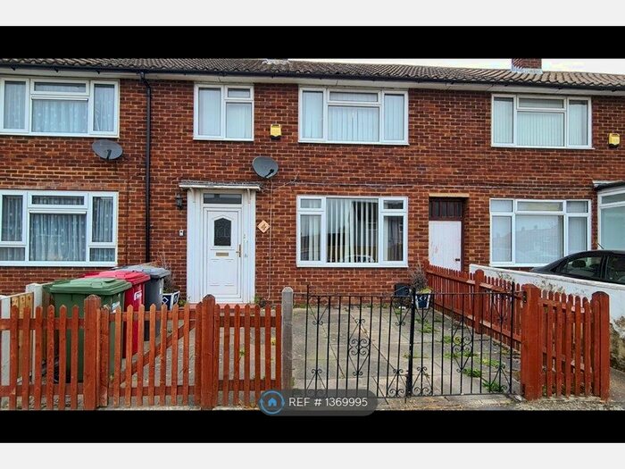 3 Bedroom Terraced House To Rent In Vermont Road, Slough, SL2