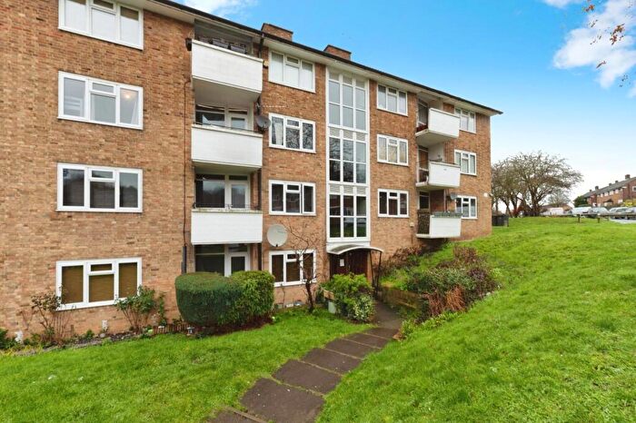 2 Bedroom Flat For Sale In York Way, Chessington, Surrey, KT9