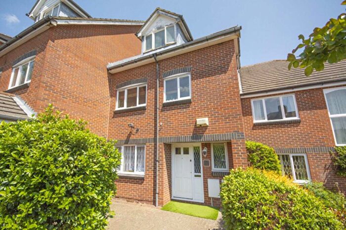 4 Bedroom House To Rent In Dorchester Terrace, London, NW4