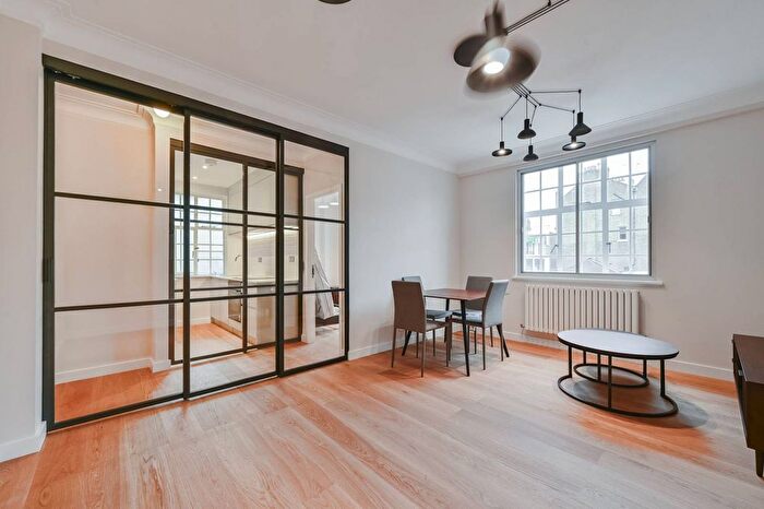 2 Bedroom Flat To Rent In Wigmore Court, Marylebone, London, W1U