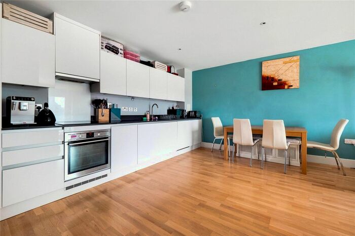 2 Bedroom Flat To Rent In Streatham High Road, London, SW16