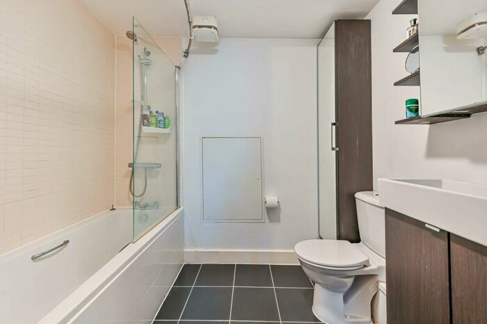 2 Bedroom Flat To Rent In Limerick Close, Balham, London, SW12